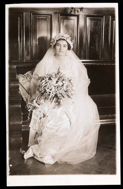 De dochter van Dr. Jacoby zittend in haar trouwjurk, New York, 1915-16 door Byron Company